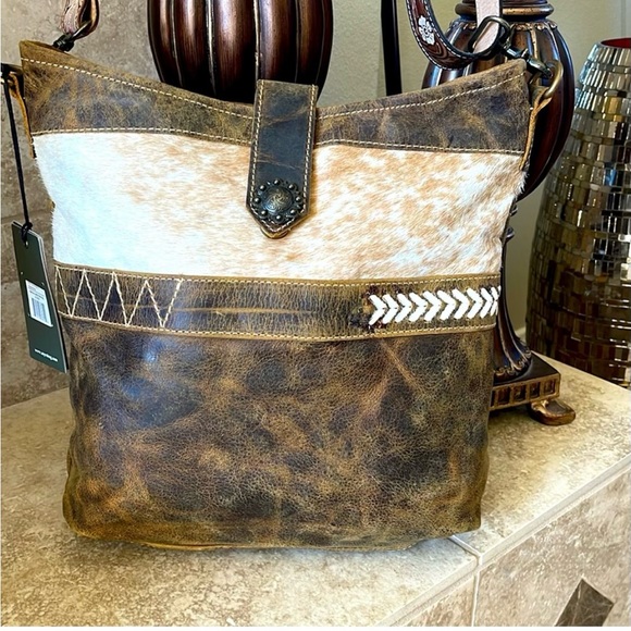 MYRA-HAZEL HUES LEATHER & HAIRON BAG
BOUTIQUE - Picture 2 of 4